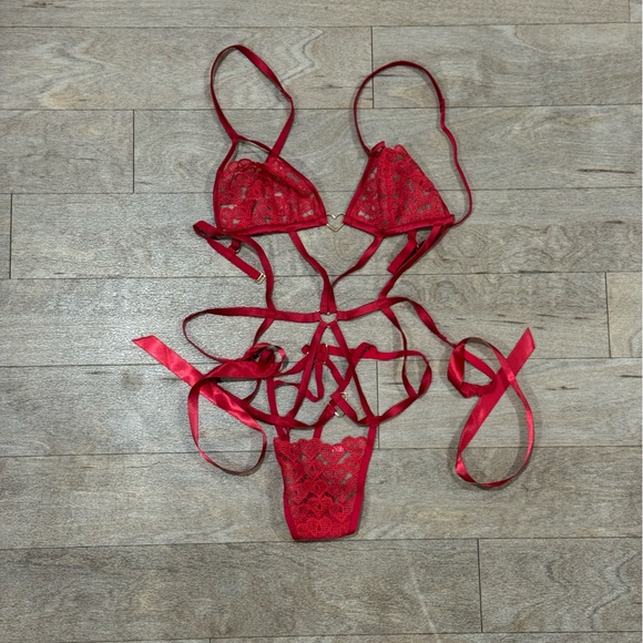 NWOT Victoria Secret Strappy Heart Lace Teddy Size Small - Picture 3 of 5